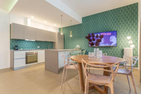 St. Peter Parrot Luxury